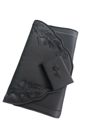 tapis noir brodé